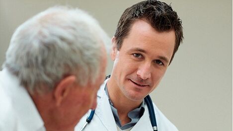 le médecin prescrit des médicaments contre la prostatite